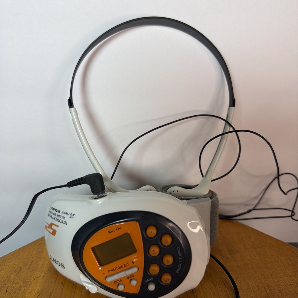 Sony S2 Walkman SRF-M80V‎ AM/FM/Weather/Armband W/ Headphones working